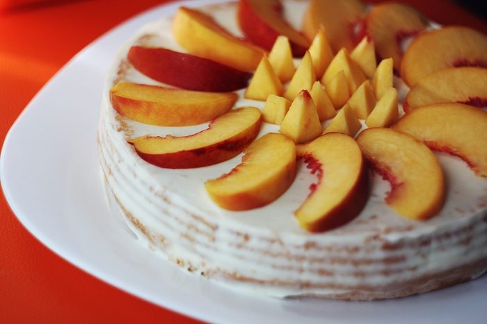 Бисквитный торт с персиками