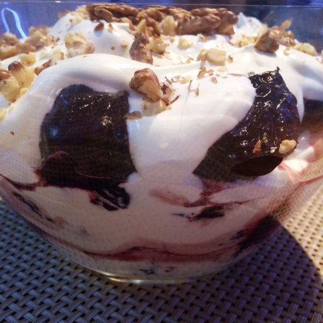 Фаршированный чернослив со взбитыми сливками