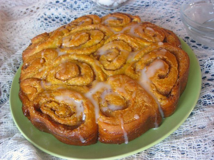 Сдобные тыквенные булочки с корицей