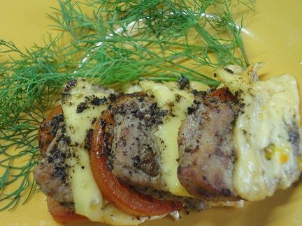 Свинина с помидорами и сыром