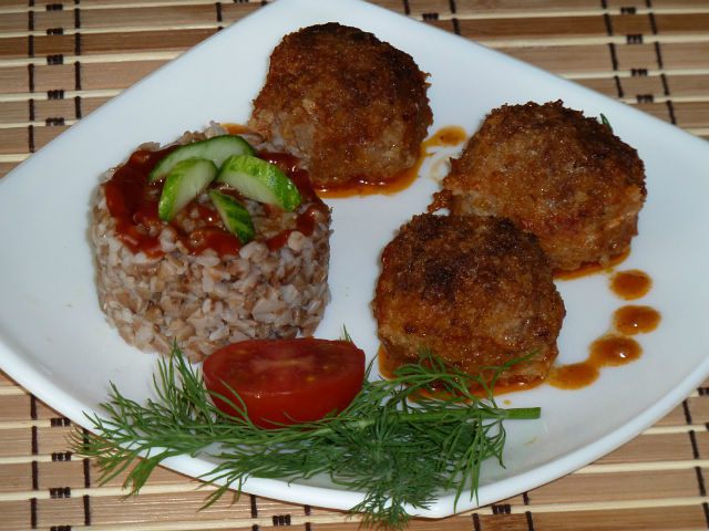 Тефтели с гарниром из гречки