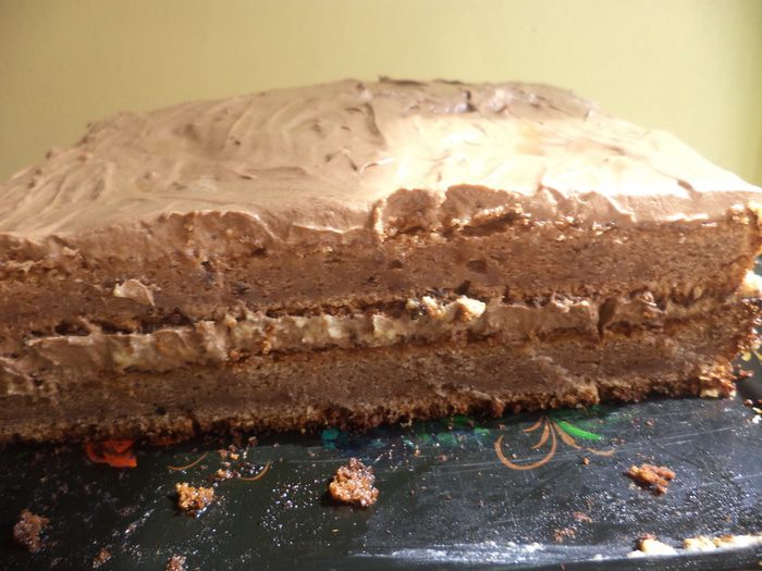 Пряный медовик с ореховой начинкой и масляным кремом