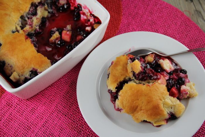 Кобблер с яблоками и черной смородиной