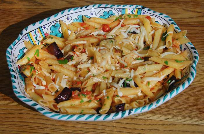 Пенне с баклажанами, помидорами и сулугуни