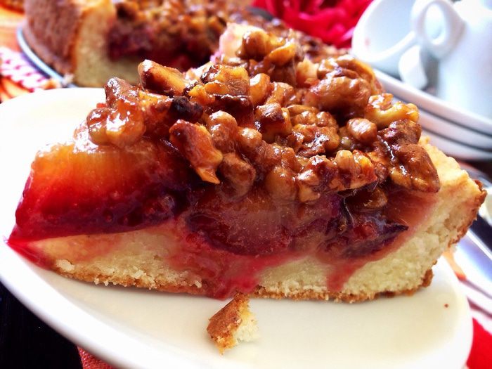 Сливовый пирог с ореховым крокантом