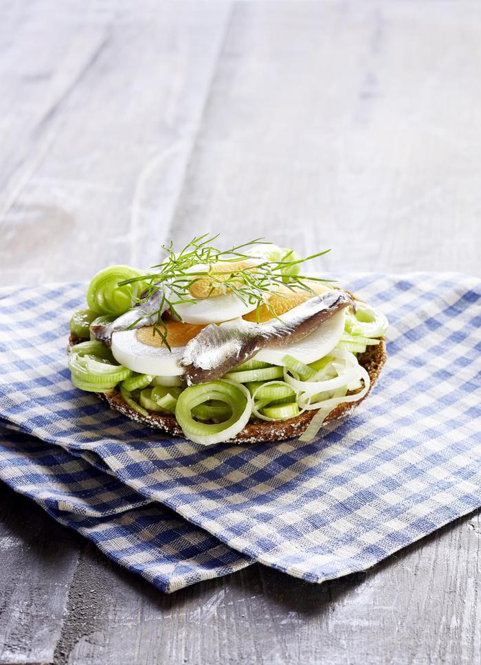 Сэндвич с анчоусом и яйцом