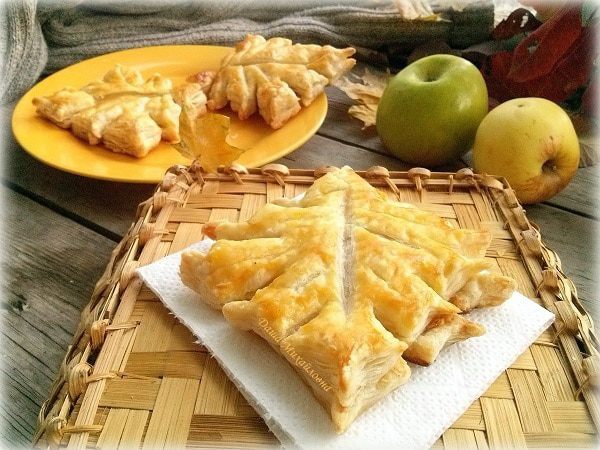 Слоеные листочки с яблоком