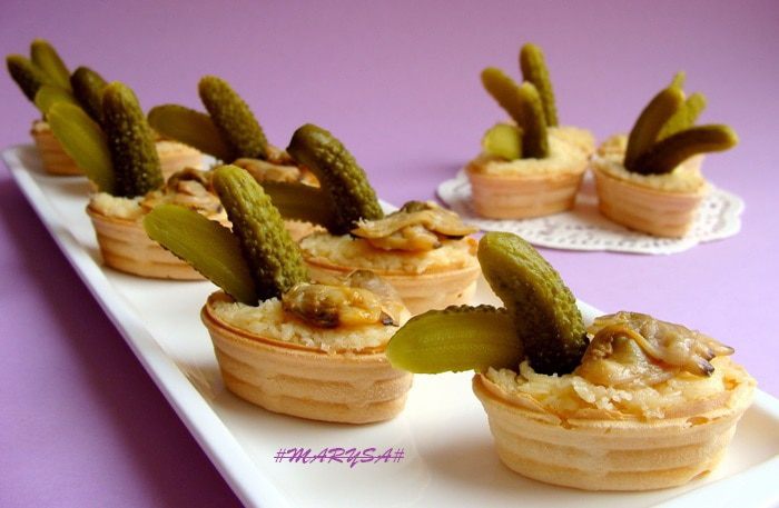 Тарталетки с сыром и копчеными ракушками