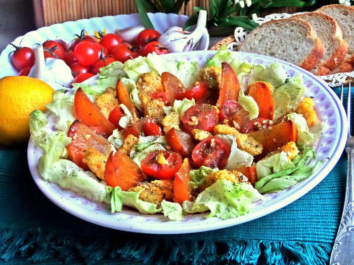 Салат с полентой и хурмой