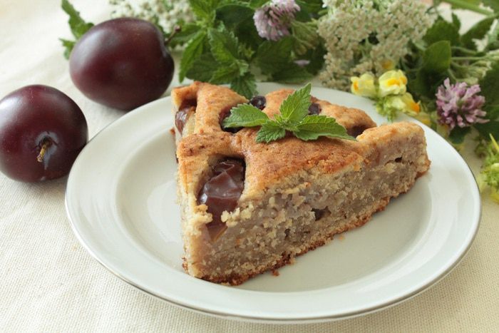 Творожно-ореховый пирог со сливами