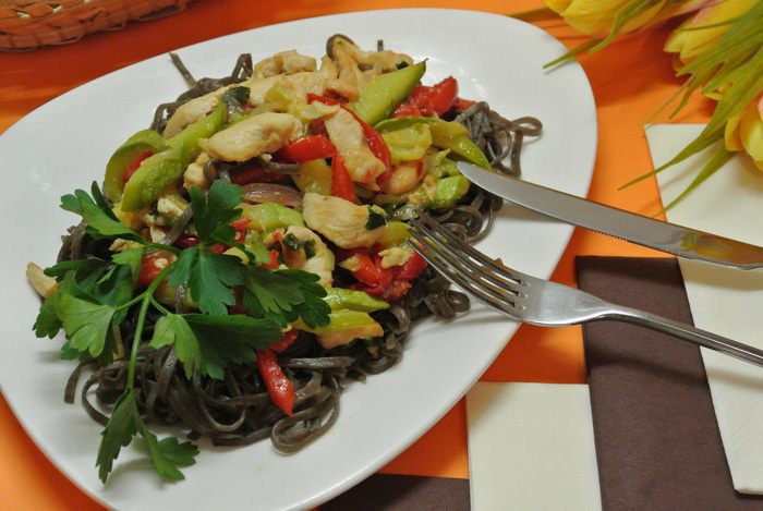 Соба с курицей и цуккини