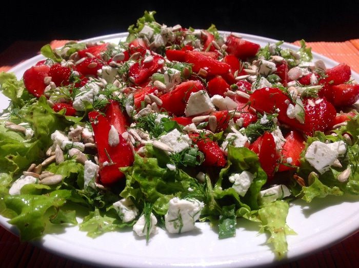 Салат с клубникой