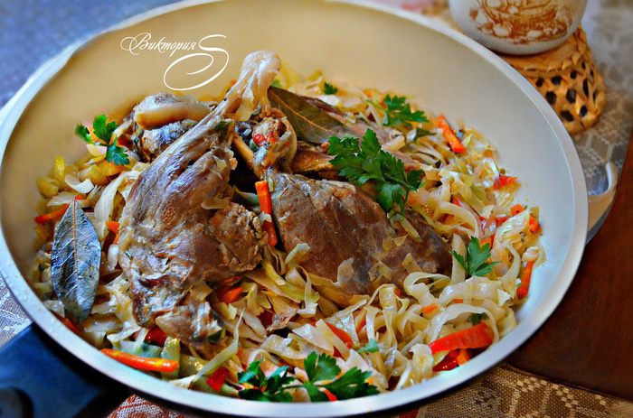 Утиные ножки с тушёной капустой