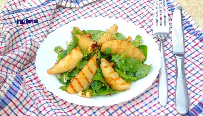 Салат с грушей гриль