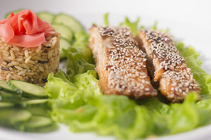 Лосось в соево-медовом соусе с кунжутом