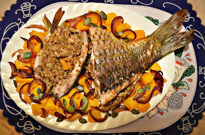 Карп, фаршированный "по-царски" с гарниром из тыквы