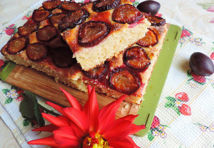 Тертый пирог со сливами