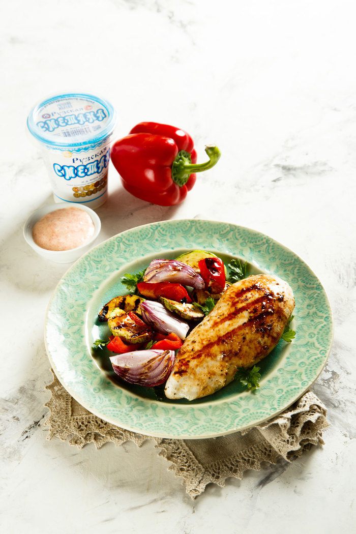 Куриное филе в кефирном маринаде с овощами на гриле