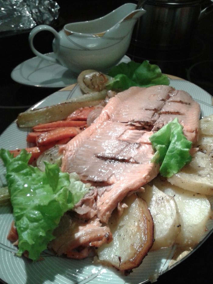 Форель на "подушке" из овощей с ореховым соусом