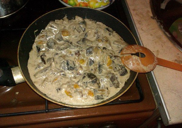 Грибы в сметане, тушенные с беконом и помидорами черри 