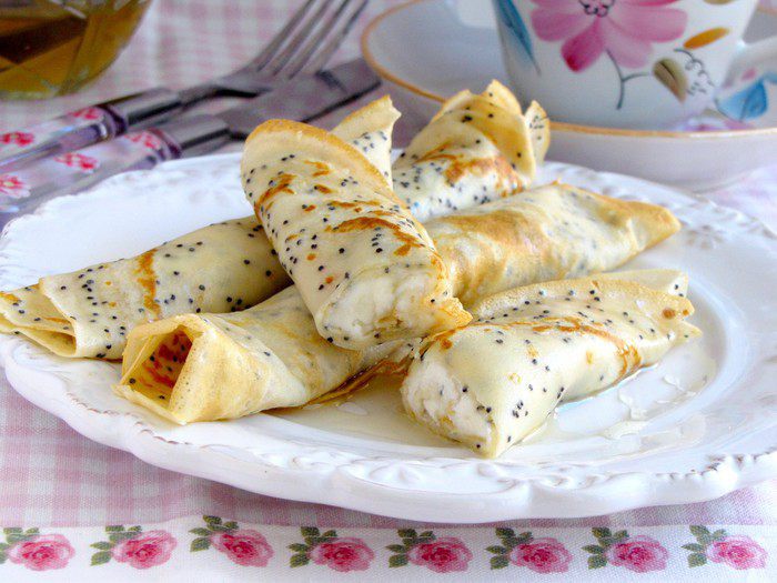Маковые блинчики с рикоттой, медом и лимоном