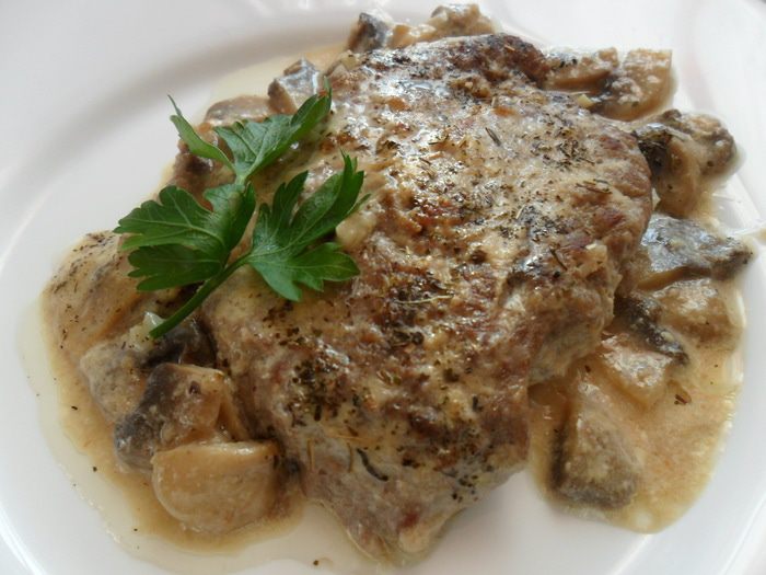 Свиная шея с грибами и мятой в йогурте