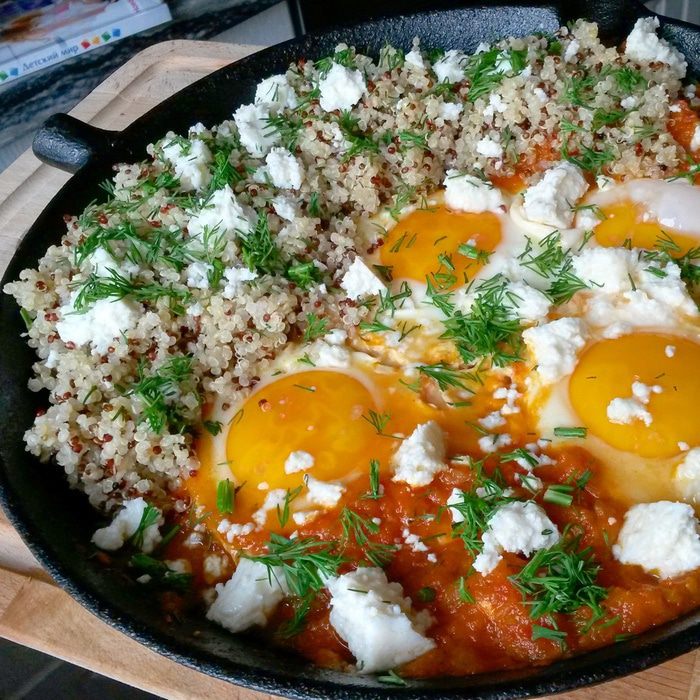 Шакшука с киноа и брынзой