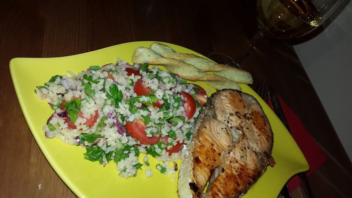 Жареный лосось с гарниром из кускуса с черри и красным луком