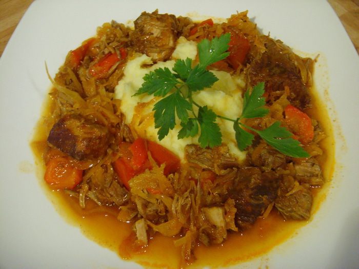 Гуляш с квашеной капустой