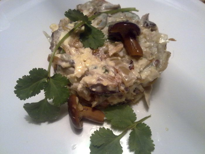 Грузинский салат с солеными грибами