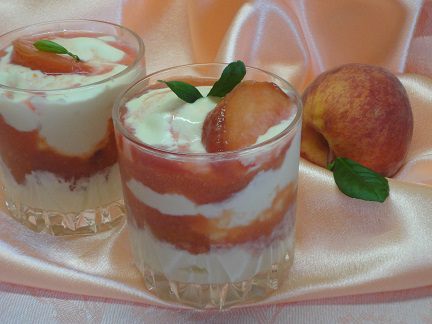 Ванильное мороженое с персиками