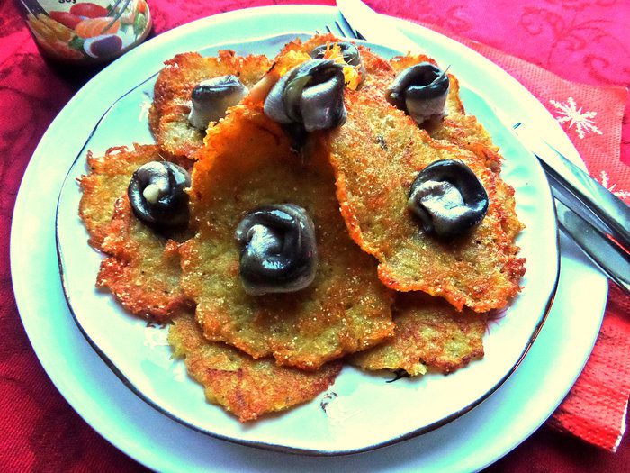 "Драники" морковно-картофельные с килечкой