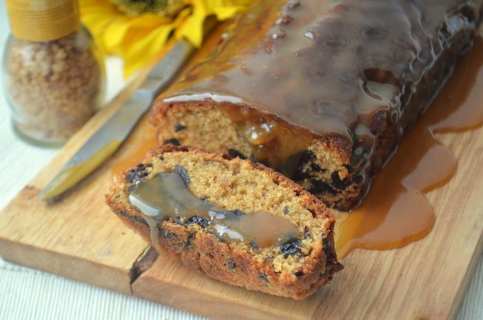 Имбирный кекс с черносливом под карамельным соусом 