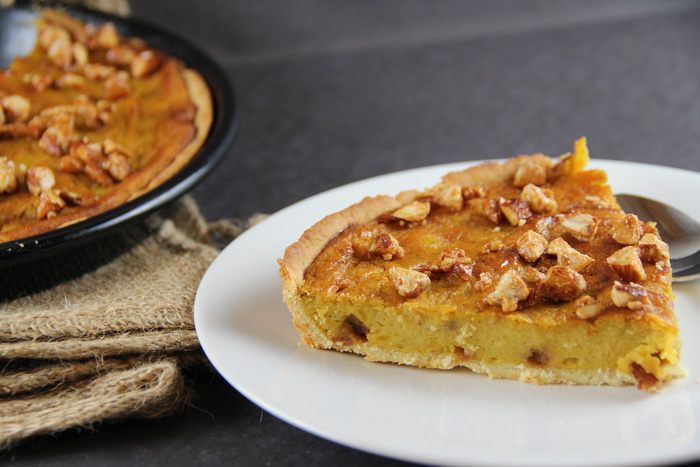 Тарт с пряной тыквой, медом и карамелизированным миндалем