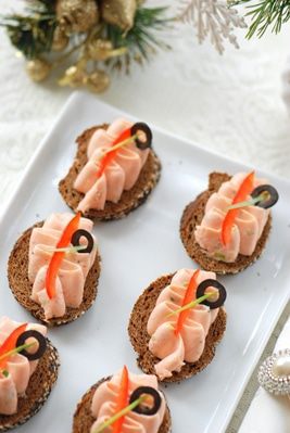 Мусс из семги на бородинском хлебе