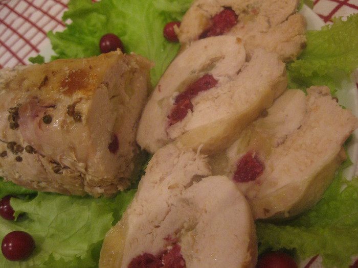 Рулет из индейки с клюквой и яблоком