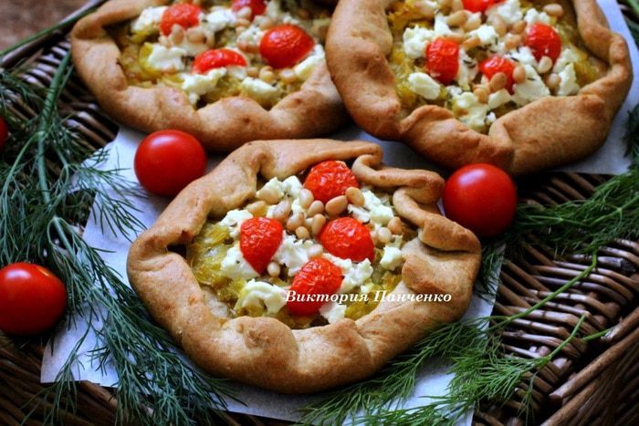 Мини-галеты из цельнозерновой муки с луком-пореем, козьим сыром и кедровыми орехами