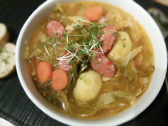Суп с копчёными колбасками и зелёной капустой 