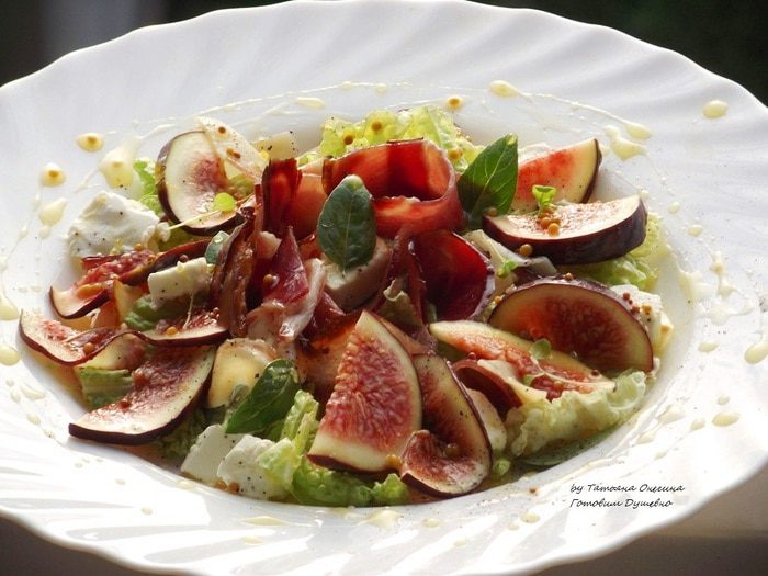 Салат с инжиром, прошутто и сыром фета