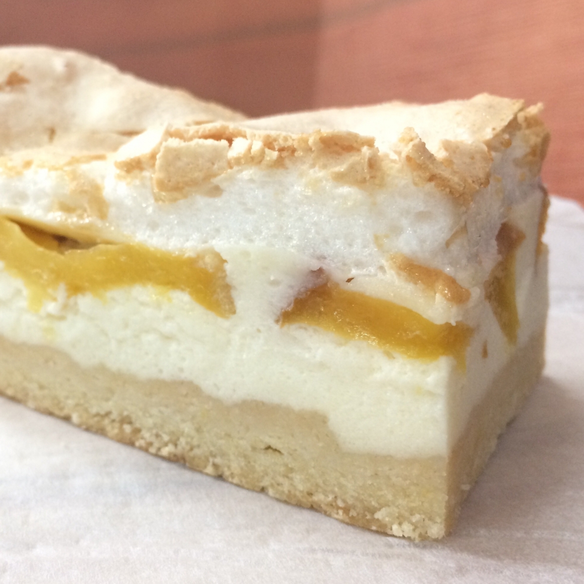 Тарта с творожным муссом и персиком 